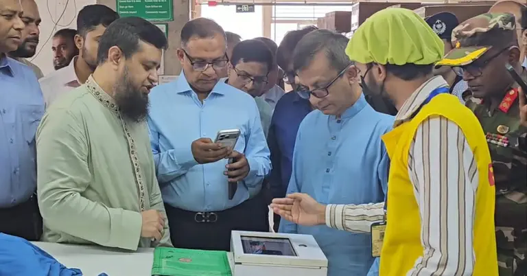 শিল্পপল্লী ঘুরে দেখলেন শিল্প-বস্ত্র ও পাটমন্ত্রী